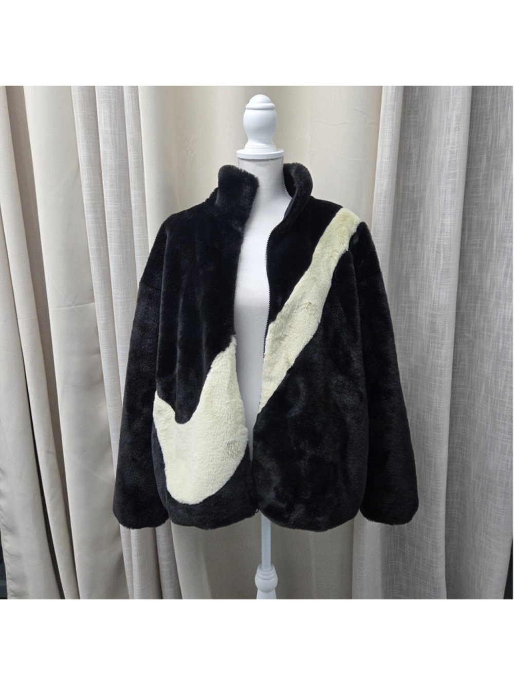 Nike Women's L Faux Fur Swoosh Black Fossil Zip Jacket Coat Hypebae Streetwear - Picture 3 of 9